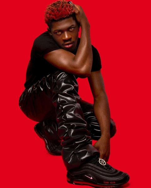 What?! Lil Nas X выпустил кроссовки с человеческой кровью 😱