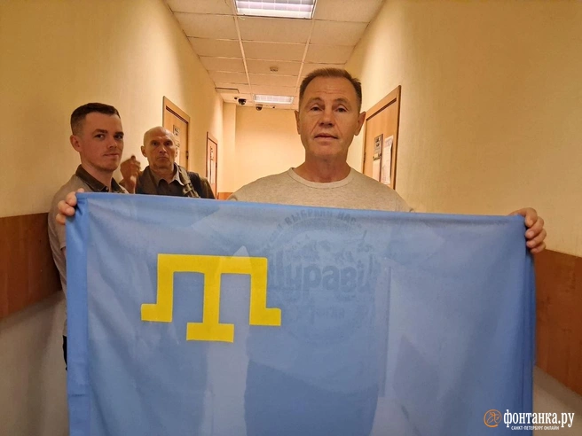 Радион Эсмедляев после заседания суда. В демонстрации крымско-татарского флага не увидели правонарушения | Источник: Анна Мотовилова / FONTANKA.RU