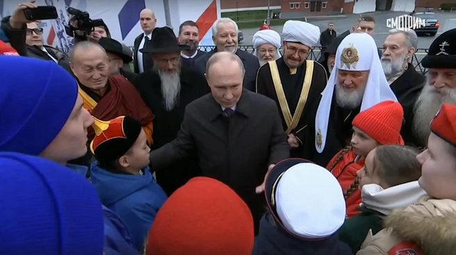 Путин на Красной площади поговорил с детьми участников СВО и представителями молодежных движений | Источник: ВЕСТИ / «ВКонтакте»