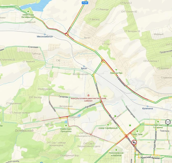 Красноярцы стоят в пробках по пути к своим дачам | Источник: 2gis.ru