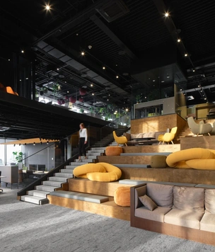 Террасы, арт-объекты и городская площадь: офис девелопера «Брусника» в Москве