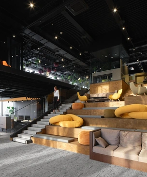 Террасы, арт-объекты и городская площадь: офис девелопера «Брусника» в Москве