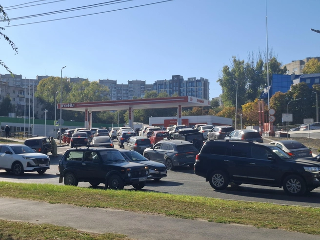 На территории заправки также более десятка авто | Источник: читатели V1.RU
