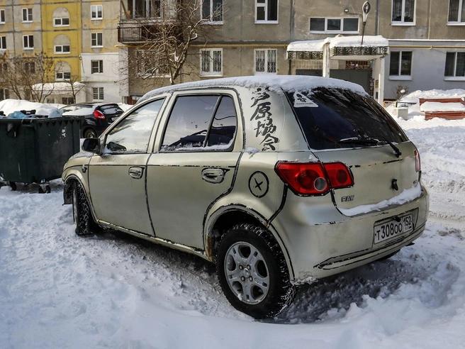 «Рисованное» авто было припарковано на улице Панина | Источник: Наталья Бурухина / NN.RU