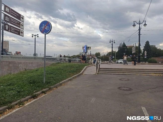 Через мост проехать можно только по тротуару | Источник: Ольга Васильева / NGS55.RU