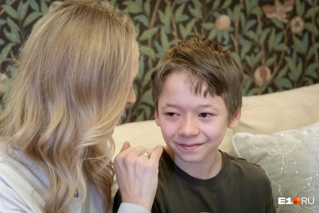 Никите тяжело слушать рассказы о том, что им с сестрой пришлось пережить  | Источник: Владислав Лоншаков / E1.RU 