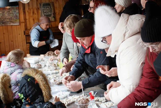 Пельмени лепили и дети, и взрослые, и это напомнило журналистам собственный семейный опыт: что может быть лучше, чем когда очень разные люди собираются за одним столом, чтобы три раза поссориться, четыре&nbsp;— помириться и вместе наготовить много вкусной еды? | Источник: Андрей Бортко / NGS.RU