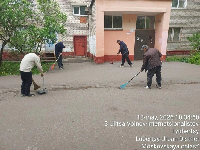 В Люберцах подметают дороги граблями | Источник: Volkov_chat / T.me