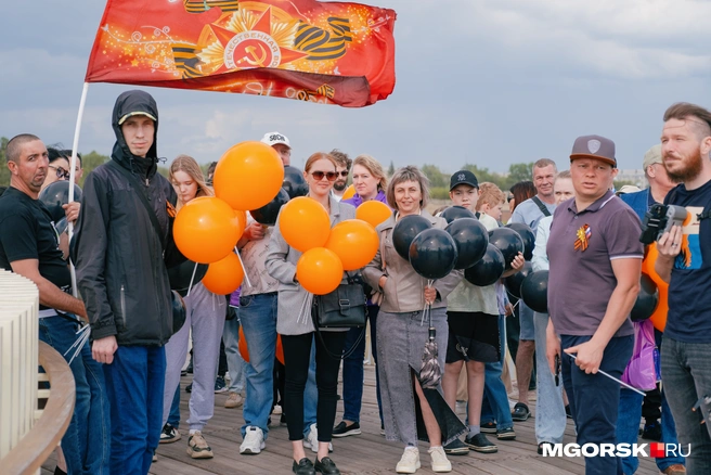 На мосту остались только самые стойкие | Источник: Даниил Пономаренко / MGORSK.RU