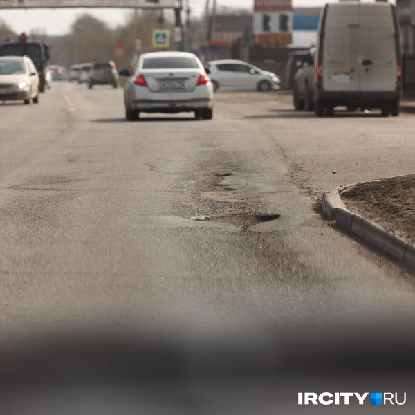 Часто их можно увидеть в крайней правой части дороги, особенно на съездах в карманы или возле ж/д путей | Источник: Даниил Конин / «ИрСити»