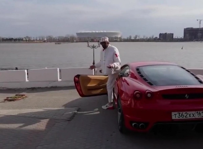 «Мальчика-озорника прошу наказать»: блогер-миллионник прокатился на Ferrari по набережной — за это купит машину для СВО | Источник: соцсети Николая Василенко