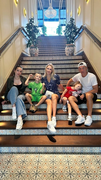 В данное время Евгения вынужден находиться вдали от родных