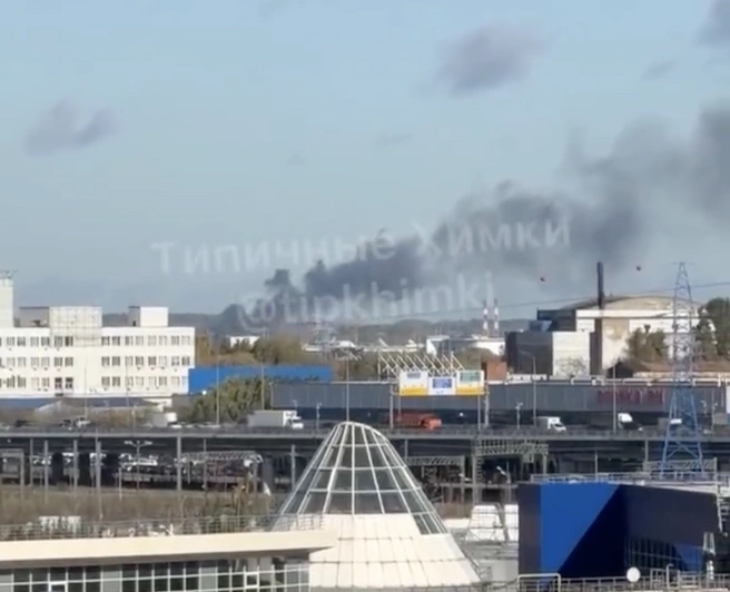 В Подмосковье разгорелся сильный пожар в частном доме | Источник: Типичные Химки / T.me