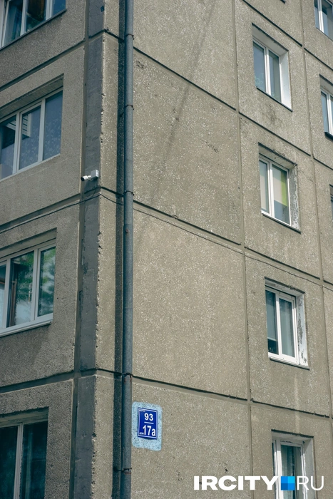 Плиты панельных домов выглядят более или менее целыми | Источник: Даниил Конин / «ИрСити»