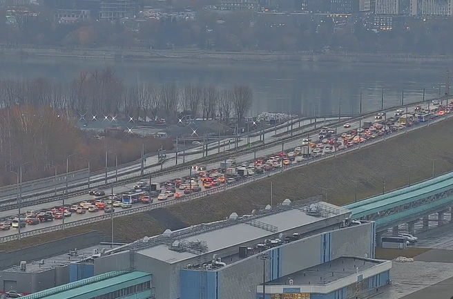 Движение на Октябрьском мосту затруднено  | Источник: «Электронный город»