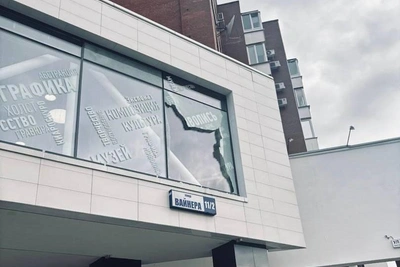 На улице Вайнера вандалы разгромили окно музея «Эрмитаж-Урал»