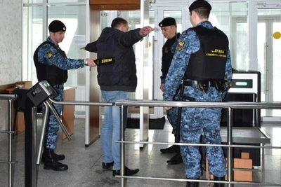 Приставы пресекли 1000 попыток проноса запрещённого в суды