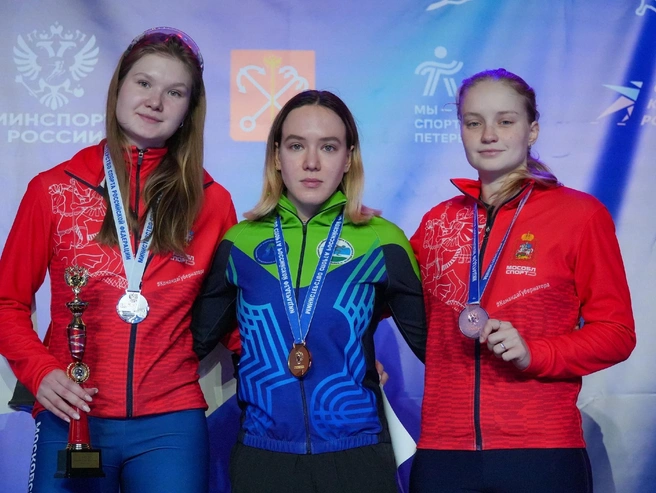 На чемпионате России в декабре Алёна Крылова (на фото в центре) завоевала золотые медали на дистанциях 500 и 1000 метров. | Источник: Союз конькобежцев России