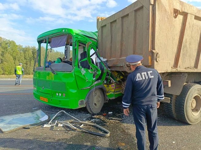 К счастью, пассажиров в автобусе не было | Источник: ГИБДД по Свердловской области