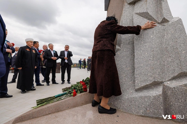 Растроганная женщина обнимала памятник со всех сторон | Источник: Алексей Волхонский / V1.RU
