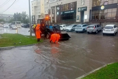 Парк закрыт, улицы подтоплены: утренний ливень в Барнауле
