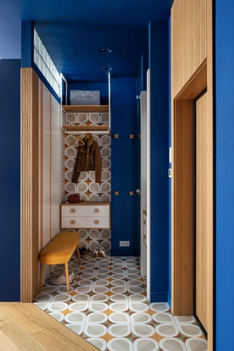 Краска на стенах, Little Greene. Плитка, Equipe. Тумба, «Изделие». Скамейка и крючки, La Redoute. | Источник: Наталья Градусова