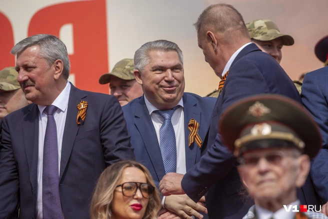 Места на трибуне парада Победы — не только показатель статуса, но и, например, возможность засвидетельствовать свое почтение сенатору от Волгоградской области Николаю Семисотову | Источник: Константин Завриков / V1.RU