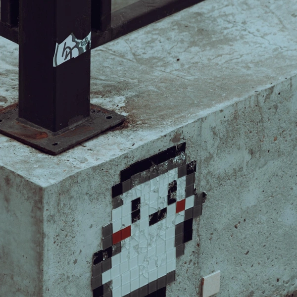 Необычную мозаику удалось заметить недалеко от колонн на нижней террасе Центральной набережной | Источник: Алексей Сапицкий