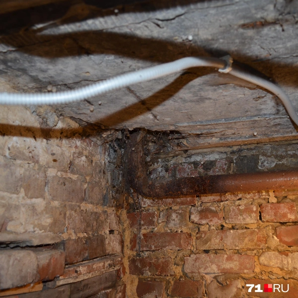 Этот угол меняли недавно — но он уже оброс сталактитами | Источник: Максим Улитов / 71.RU