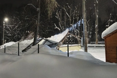 Снег обрушил крышу сцены в Ярославской области