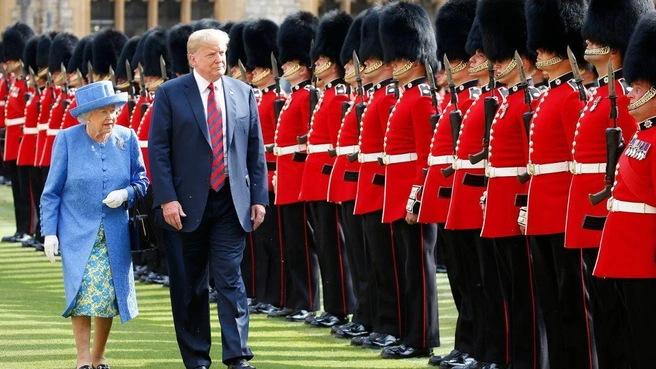 Дональда Трампа обвиняли в нарушении протокола с покойной королевой Елизаветой II. | Источник: MEGA