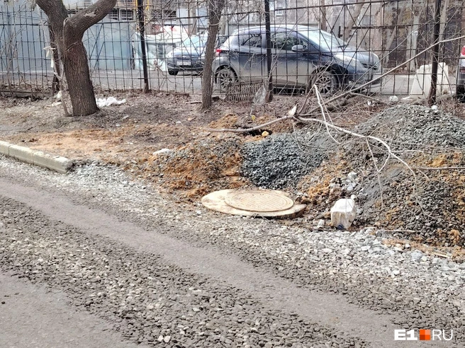 В ЕТК объяснили, что в этом месте очень специфичный грунт | Источник: читательница E1.RU