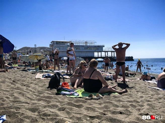 Большинство туристов не заморачиваются с арендой шезлонгов и отдыхают, как им удобно | Источник: Анастасия Шевякова / 86.RU