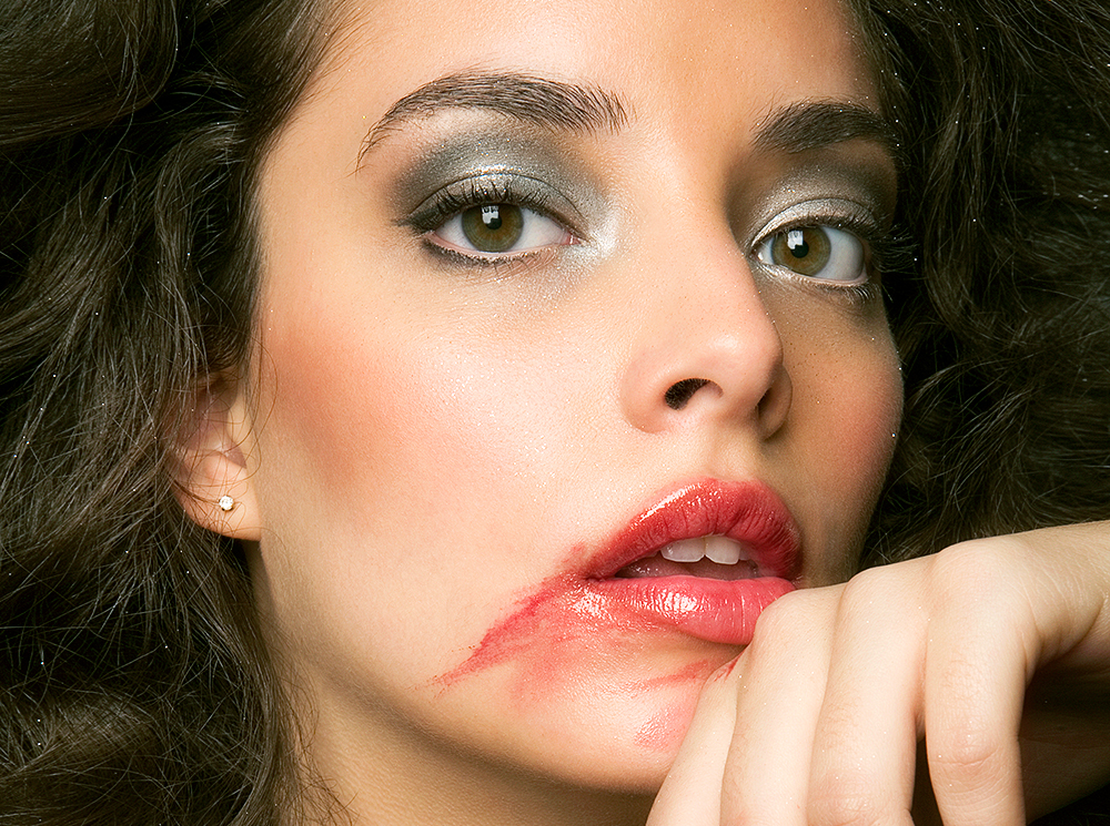 Мисс Несовершенство: учимся делать макияж для «плохих», но очень модных девушек | marieclaire.ru