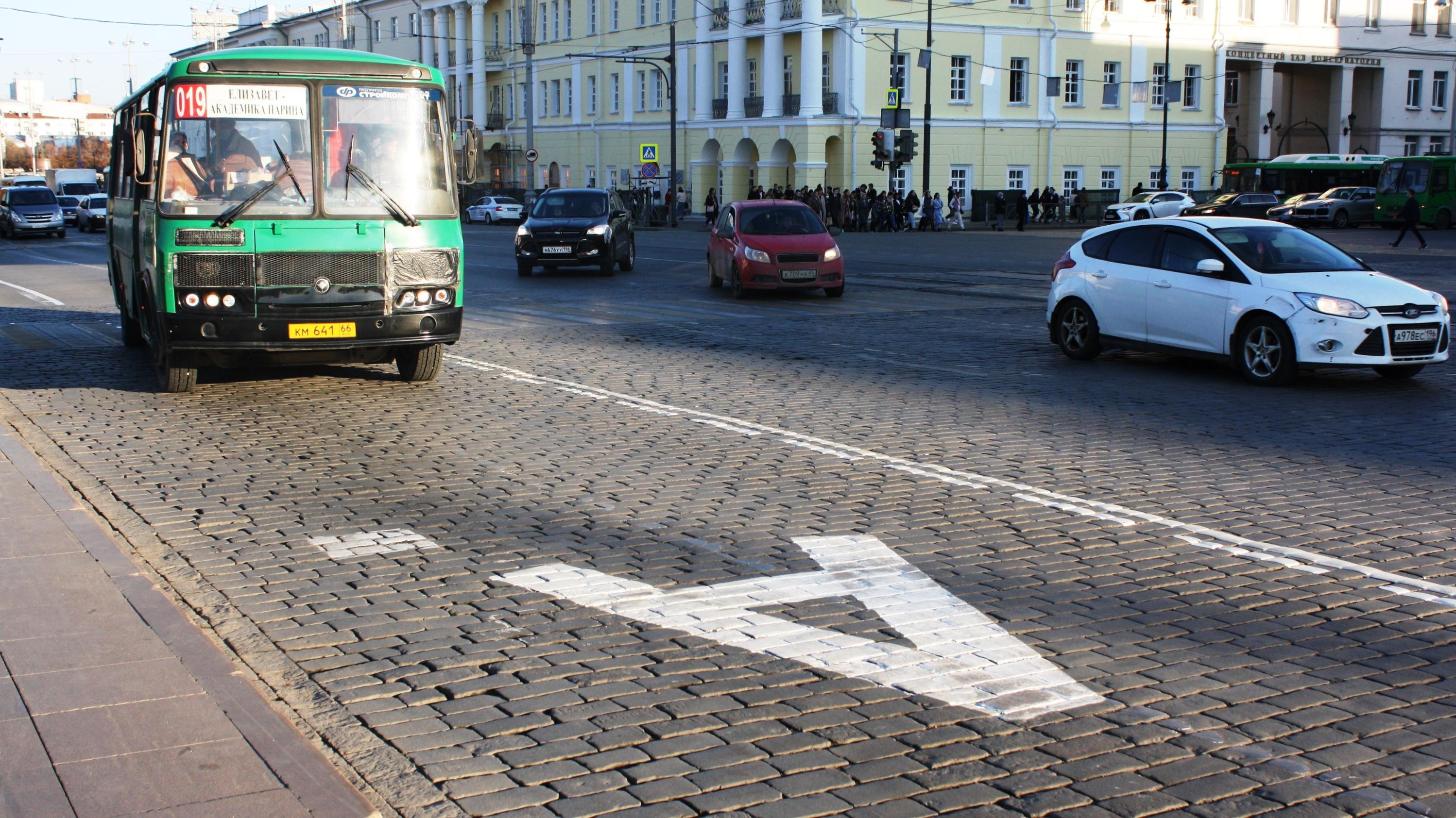 В Екатеринбурге на проспекте Ленина обустроили длинную выделенную полосу  для автобусов: 15 октября 2021 года - 15 октября 2021 - Е1.ру