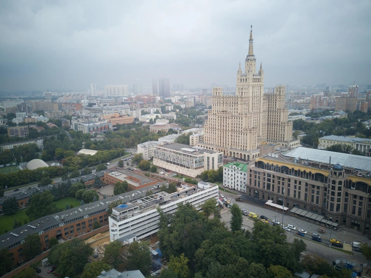 ЧП произошло рядом с одной из сталинских высоток в центре столицы | www.starhit.ru