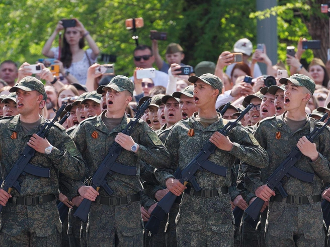 Военный оркестр звучал, и многие зрители подпевали. | Источник: Алексей Волхонский / V1.RU