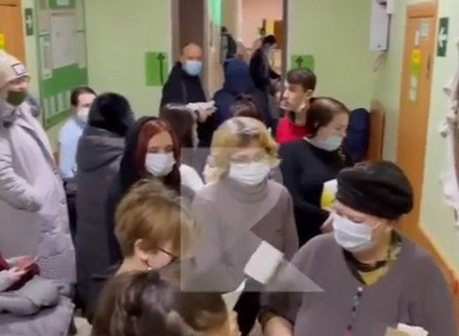 Рязанцы засняли огромную очередь в детской поликлинике | ya62.ru
