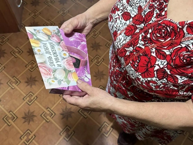 Местной жительнице передали шагомер | Источник: Евгений Иголка / Vk.ru