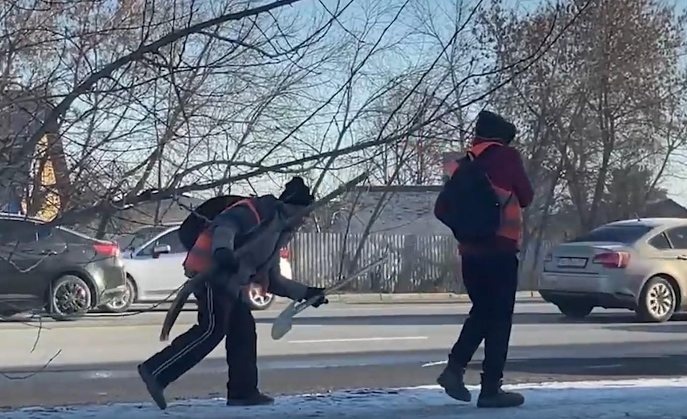 В Челябинске заметили невменяемых дорожников, пытавшихся справиться с гололедом (битва проиграна)