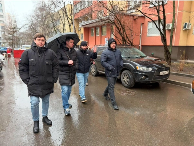 Артур Гусаинов (слева) на обходе домов вместе с главой управы | Источник: Управа района Левобережный города Москвы / T.me