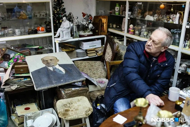 В антикварной лавке можно найти практически все вещи времен СССР | Источник: Евгений Софийчук/ NGS55.RU