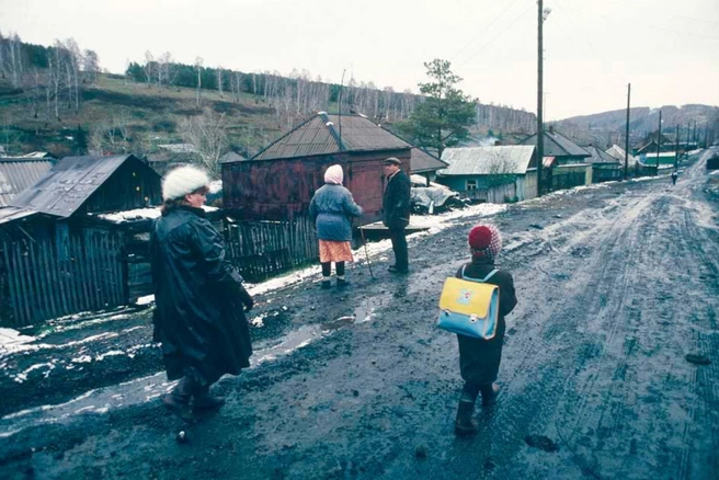 По таким дорогам ходили в школу (в том числе совсем недавно) тысячи новокузнечан | Источник: Joseph Polleross / pastvu.com