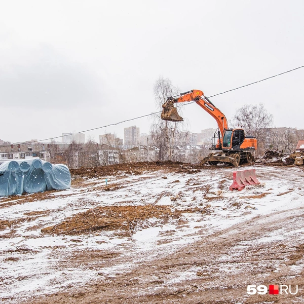 Экскаватор и трубы на месте бывших домов у перекрёстка улиц Пушкина, Крисанова и Подгорной | Источник: Тимофей Калмаков / 59.RU