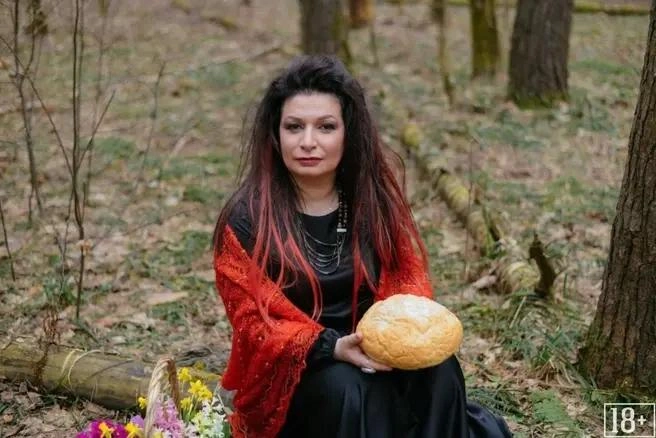 Везде ведьма проставляла возрастное ограничение | Источник: Алена Полынь / Вконтакте