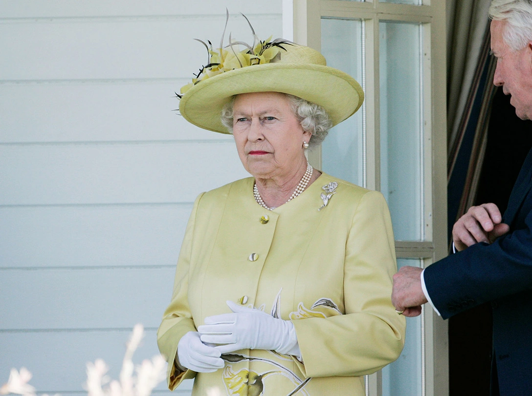 Какой конфуз: 5 самых неловких реверансов перед Королевой | marieclaire.ru