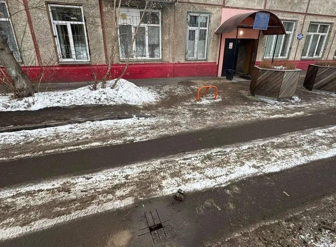 Этот асфальт проверили и он оказался не качественным | Источник: Прокуратура Красноярского края / t.me