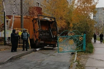 Мусоровоз влетел на территорию детсада в Нижневартовске