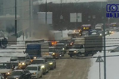 Снегопад парализовал движение в Перми, на Чкалова загорелась машина