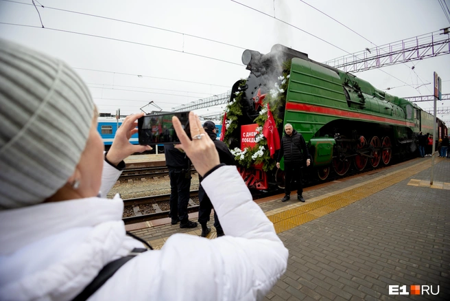 Все фотографировали старинный поезд | Источник: Владислав Лоншаков/ E1.RU